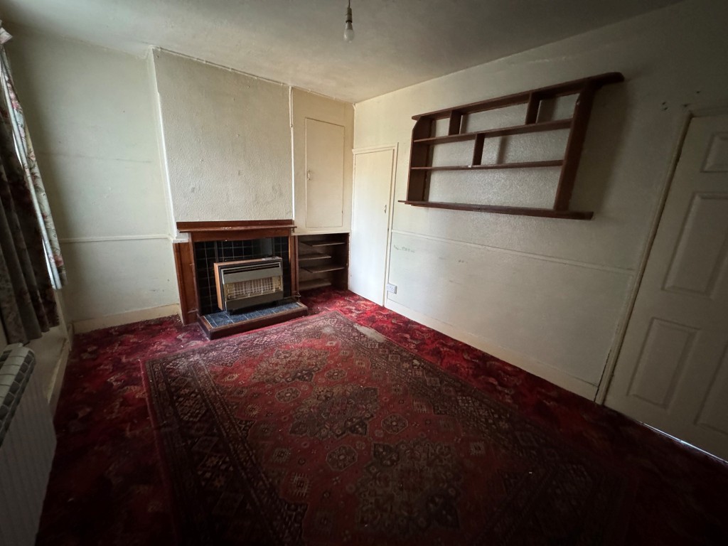 Lot: 185 - TERRACE HOUSE FOR IMPROVEMENT - Dining room